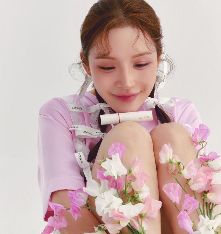 뮤트 속에서 피어나는
캐주얼 핑크빛 생기