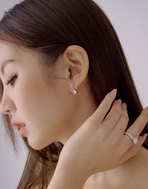 요정같은 분위기 연출,
솔리테어 커프 귀걸이