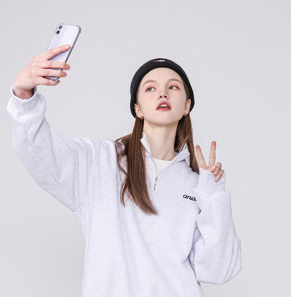 에센셜 시그니처
반집업 맨투맨